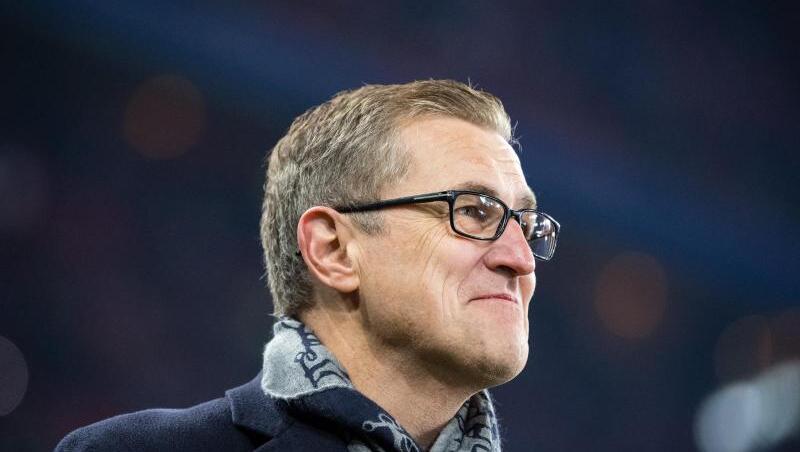 Herbert Hainer, Vereinspräsident vom FC Bayern München, steht vor Spielbeginn am Spielfeldrand. Foto: Matthias Balk/dpa Herbert Hainer, Vereinspräsident vom FC Bayern München, steht vor Spielbeginn am Spielfeldrand. Foto: Matthias Balk/dpa