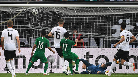 Blamage im Test noch verhindert, die kommt dann bei der WM 2018: Saudi-Arabiens Taiseer Al-Jassams (M.) trifft beim 2:1-Sieg der Deutschen zum Endstand, bei der WM ist ganz peinlich in der Vorrunde Schluss.