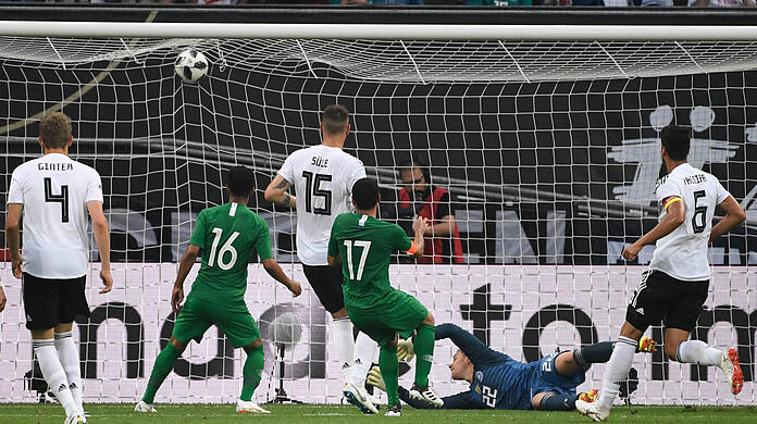 Blamage im Test noch verhindert, die kommt dann bei der WM 2018: Saudi-Arabiens Taiseer Al-Jassams (M.) trifft beim 2:1-Sieg der Deutschen zum Endstand, bei der WM ist ganz peinlich in der Vorrunde Schluss.
