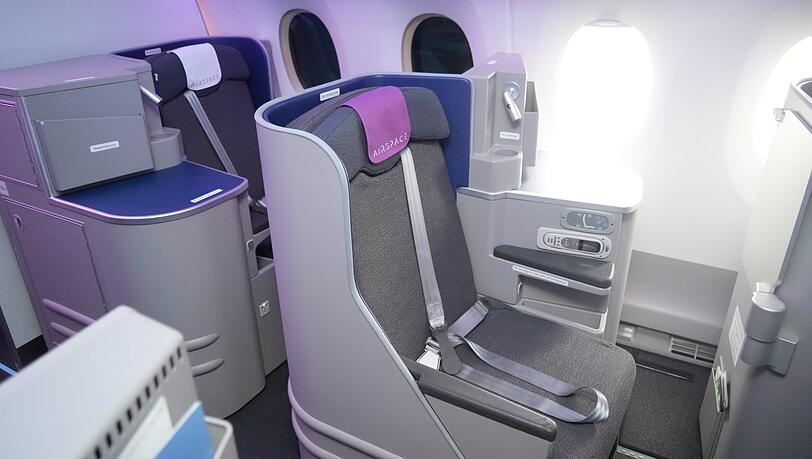 Sitzeinheiten der First Class: wie eine offene Muschel, in die man sich hineindreht. Sitzeinheiten der First Class: wie eine offene Muschel, in die man sich hineindreht.