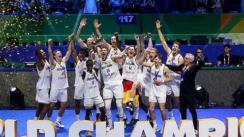 Dennis Schröder (4.vl) hebt den Pokal bei der Siegerehrung hoch und feiert mit dem Team den WM-Titel.
