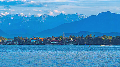 Das Landratsamt Weilheim-Schongau wollte eine Unterkunft für Geflüchtete mit Blick auf den Starnberger See bauen. Die Einwohner aus Seeshaupt kritisierten das Vorhaben darauf massiv.