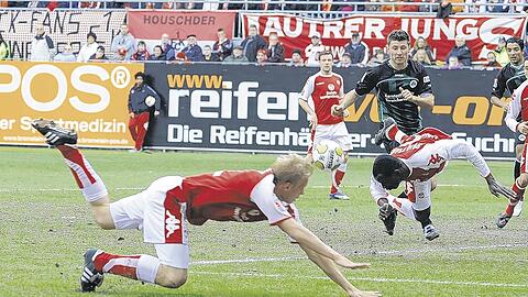 Kaiserslautern, Manuel Hornig (l.) und Moussa Quaattara (r.) im Tiefflug, Fürths Stefan Reisinger  (Mitte) obenauf: So ging's zu am Sonntag auf dem Betzenberg.