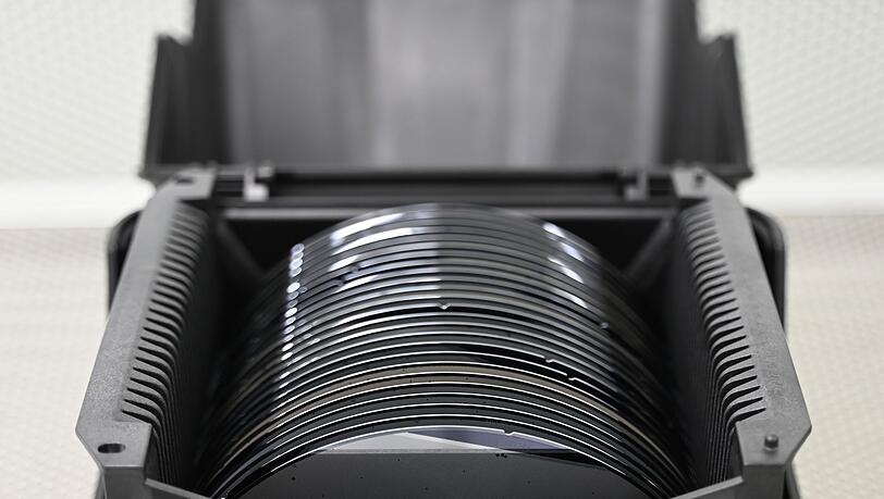 Zwischenprodukte der Halbleiterproduktion, sogenannte Wafer, liegen in einer Box. (Archivbild)