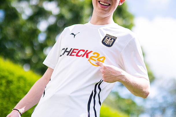 Ein deutscher Fan mit einem Trikot von Check24. Das Vergleichsportal hat anl&auml;sslich zur EM im Jahr 2024 Trikos verschenkt, um f&uuml;r sich Werbung zu machen.