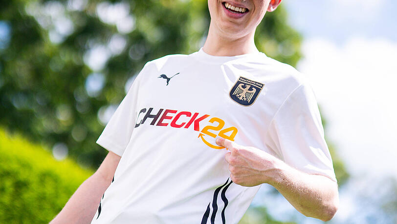 Ein deutscher Fan mit einem Trikot von Check24. Das Vergleichsportal hat anl&auml;sslich zur EM im Jahr 2024 Trikos verschenkt, um f&uuml;r sich Werbung zu machen.