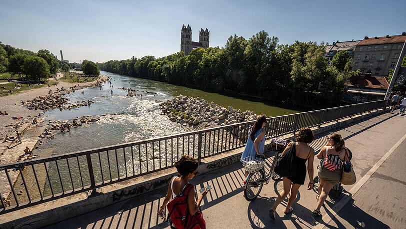 Im Sommer l&auml;sst es sich gut aushalten an der Reichenbachbr&uuml;cke, die die Isarvorstadt mit der Au verbindet. Im Hintergrund ist die Maximilianskirche zu sehen.