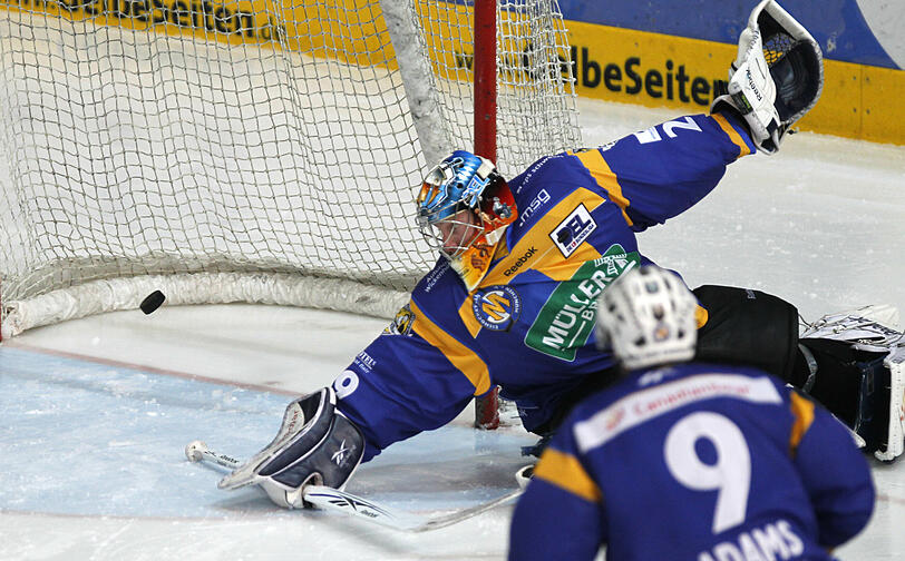Eins von sechs Toren, das EHC-Keeper Joey Vollmer bei seinem Comeback nach siebenwöchiger Pause gegen Adler Mannheim kassierte. Am Ende stand es 2:6.
