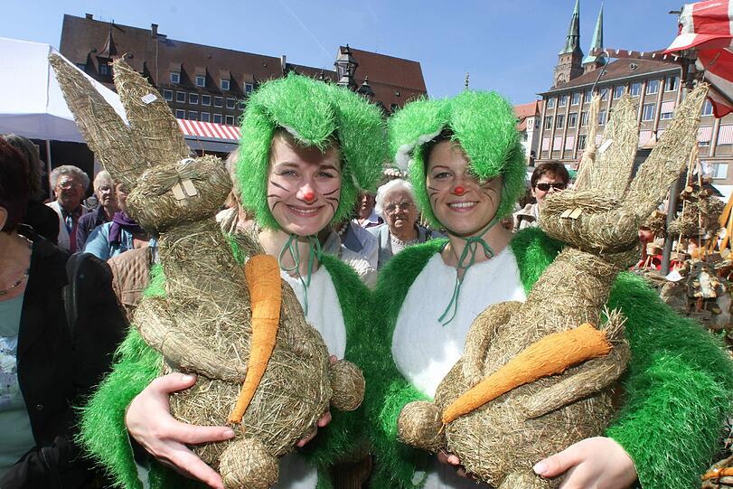 Die grünen Hasen heißen Alexandra und Tanja - der beliebte Oster- und Gartenschmuck-Hase ist aus Stroh und kostet 12 Euro.