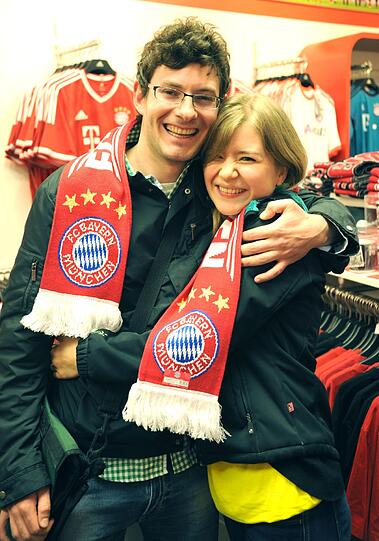 Die Münchner Valentin Karnehm und Leonie Huf haben es sich anders überlegt: Statt zum Public Viewing am Chinesischen Turm gehen sie jetzt zu Freunden.