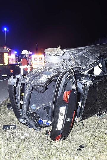 Der Gefahrguttransporter schob erste den Pannen-BMW auf die Böschung und prallte dann gegen die Mittelleitplanke.