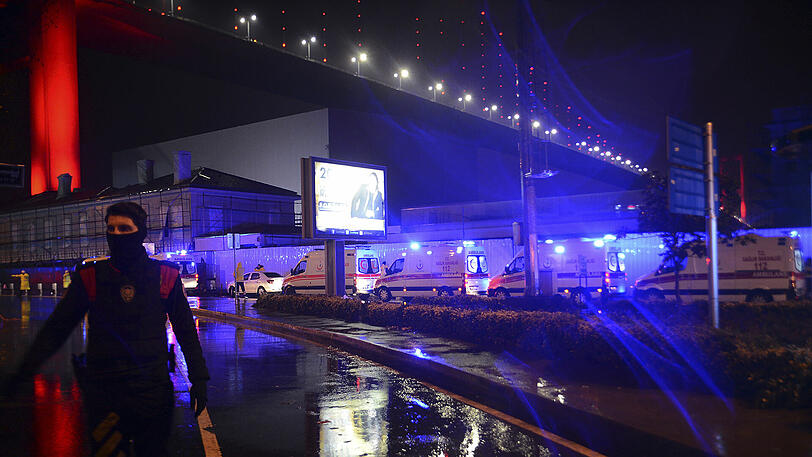 In Istanbul richtete ein Attentäter ein Blutbad unter Feiernden an. Die Bilder.