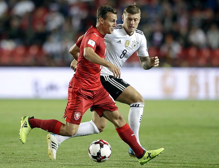 TONI KROOS: NOTE 3.
Der &bdquo;heimliche Fußballer des Jahres&ldquo; als Schnittstelle des Aufbauspiels. Alle Bälle zum Real-Star: Der macht was draus. Auch wenn mal ein Nachschuss komplett daneben geht.