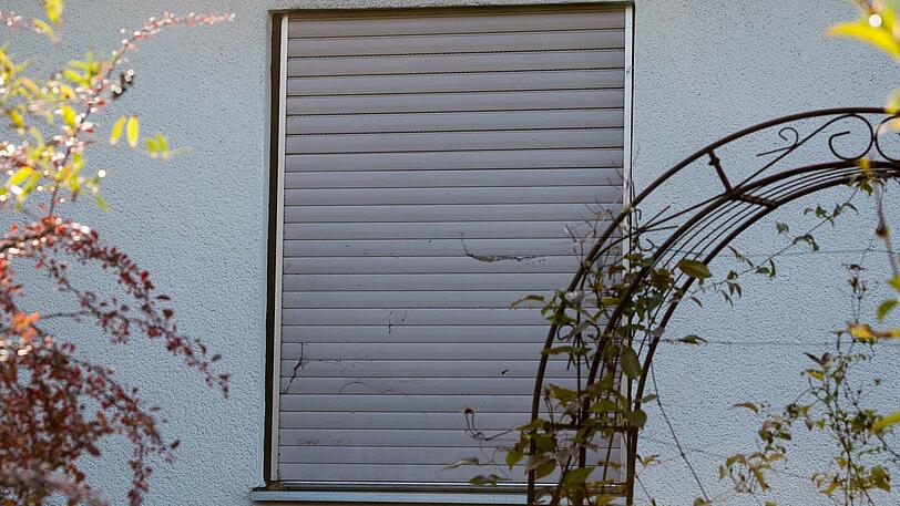 Das Einfamilienhaus in Altfraunhofen einen Tag nach dem schrecklichen Vorfall.