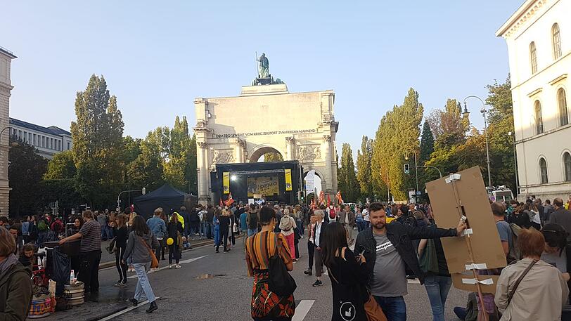 Motto: ausspekuliert! Am Samstag kamen um die 10.000 Menschen zur großen Demo gegen Spekulanten, Mietwahnsinn und für mehr Mieterschutz nach München.
