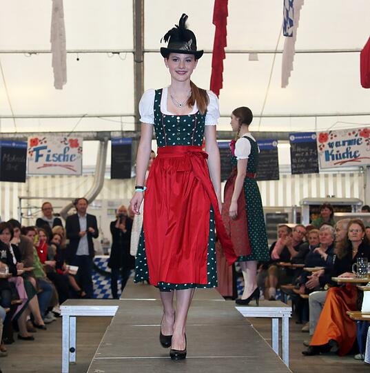 Trachtenmodenschau auf dem 27. Haderner Dorffest. Die Bilder.