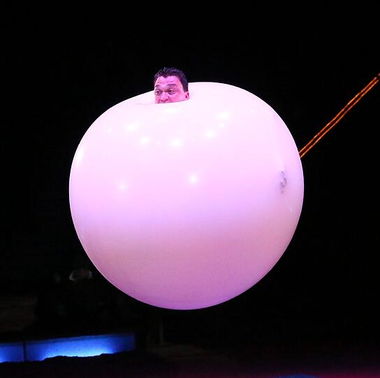 Victor Minasov mit seiner Nummer "Ballon"
