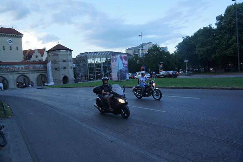 Hier geben Motorradfahrer Gas.