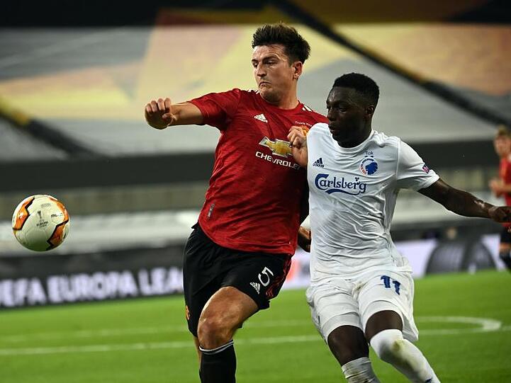 Harry Maguire (l) im Zweikampf mit dem Kopenhagener Mohamed Daramy.