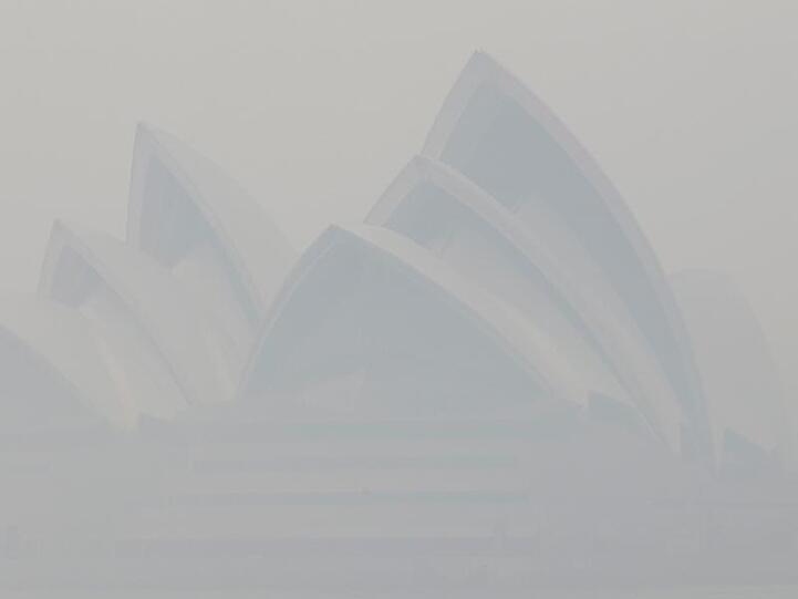Kaum noch zu erkennen: Das Sydney Opera House ist in Rauch gehüllt.