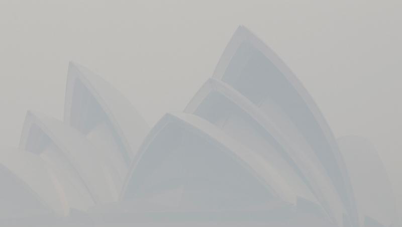 Kaum noch zu erkennen: Das Sydney Opera House ist in Rauch gehüllt. Kaum noch zu erkennen: Das Sydney Opera House ist in Rauch gehüllt.