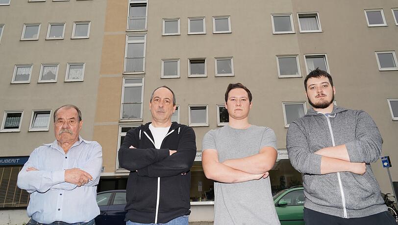 Sie möchten ihr Haus behalten (v.l.): Heinz, Jurek, Florian und Matthias S. Weil die Erbschaftssteuer so hoch ist, fürchtet die Familie, verkaufen zu müssen.