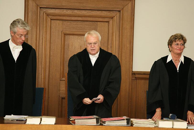 Geht nach 40 Dienstjahren demnächst in Ruhestand: Otto Brixner (M.), Vorsitzender Richter am Nürnberger Landgericht mit den Kollegen Petra Heinemann und Thomas Mader.