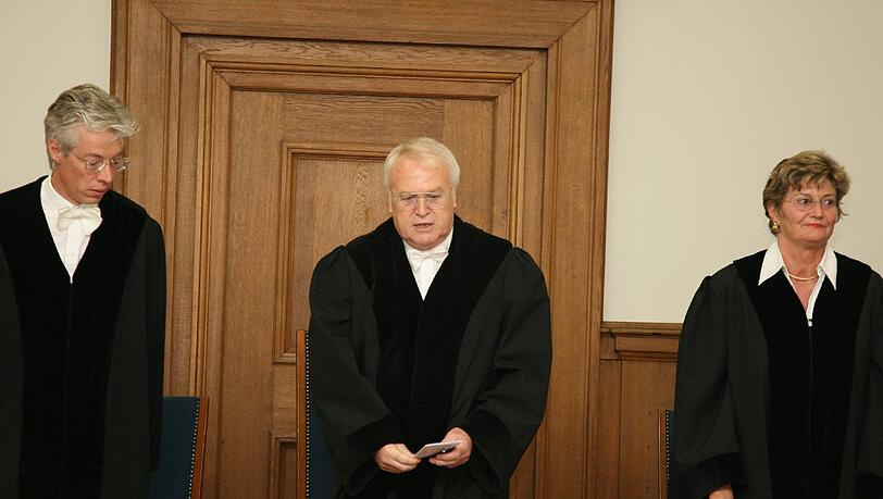 Geht nach 40 Dienstjahren demnächst in Ruhestand: Otto Brixner (M.), Vorsitzender Richter am Nürnberger Landgericht mit den Kollegen Petra Heinemann und Thomas Mader. Geht nach 40 Dienstjahren demnächst in Ruhestand: Otto Brixner (M.), Vorsitzender Richter am Nürnberger Landgericht mit den Kollegen Petra Heinemann und Thomas Mader.