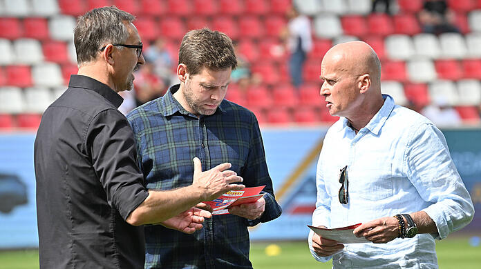 Jahn-Sportchef Achim Beierlorzer im Gespräch mit Löwen-Geschäftsführer Christian Werner und 1860-Präsident Robert Reisinger (v.l.).