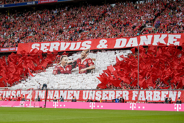 Arjen Robben und Franck Ribéry wurden 2019 von der Südkurve mit einer Choreo verabschiedet. Arjen Robben und Franck Ribéry wurden 2019 von der Südkurve mit einer Choreo verabschiedet.