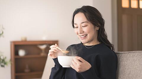 Hei&szlig;es Wasser wird auf TikTok als Wellness-Wunder beschworen.