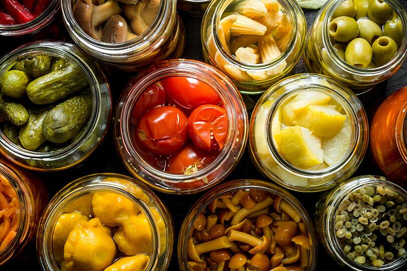 Weniger pragmatisch und mit mehr Spielraum für Geschmacksspielereien wird Gemüse durch saures Einlegen konserviert. Auch der englische Begriff "to pickle" wird dafür verwendet. Weniger pragmatisch und mit mehr Spielraum für Geschmacksspielereien wird Gemüse durch saures Einlegen konserviert. Auch der englische Begriff "to pickle" wird dafür verwendet.