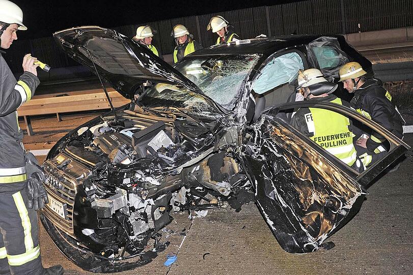 Ein Geisterfahrer hat auf der A 92 Richtung München einen schweren Unfall verursacht. Drei Menschen wurden teils schwer verletzt. Der 82-Jährige war mit einem Mietwagen unterwegs.