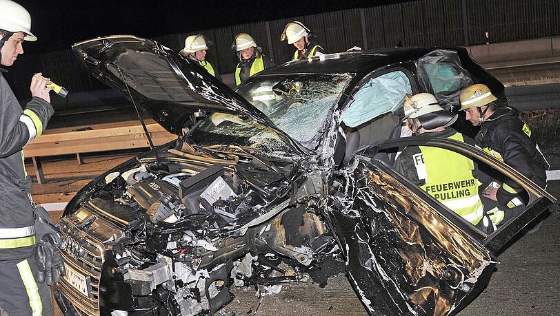 Ein Geisterfahrer hat auf der A 92 Richtung München einen schweren Unfall verursacht. Drei Menschen wurden teils schwer verletzt. Der 82-Jährige war mit einem Mietwagen unterwegs.