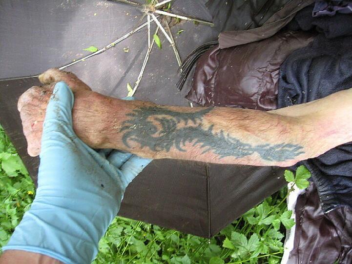 Die Leiche eines Mannes mit diesem Drachen-Tattoo am Unterarm wurde im Hans-Fischer-Park im Westend am 8. Juni 2010 gefunden.