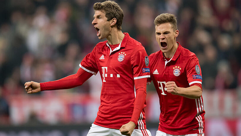 15. Februar 2017, Allianz Arena: Torschütze Thomas Müller und Joshua Kimmich (rechts) bejubeln das 5:1 im Achtelfinal-Hinspiel der Champions League zwischen dem FC Bayern und dem FC Arsenal. 15. Februar 2017, Allianz Arena: Torschütze Thomas Müller und Joshua Kimmich (rechts) bejubeln das 5:1 im Achtelfinal-Hinspiel der Champions League zwischen dem FC Bayern und dem FC Arsenal.