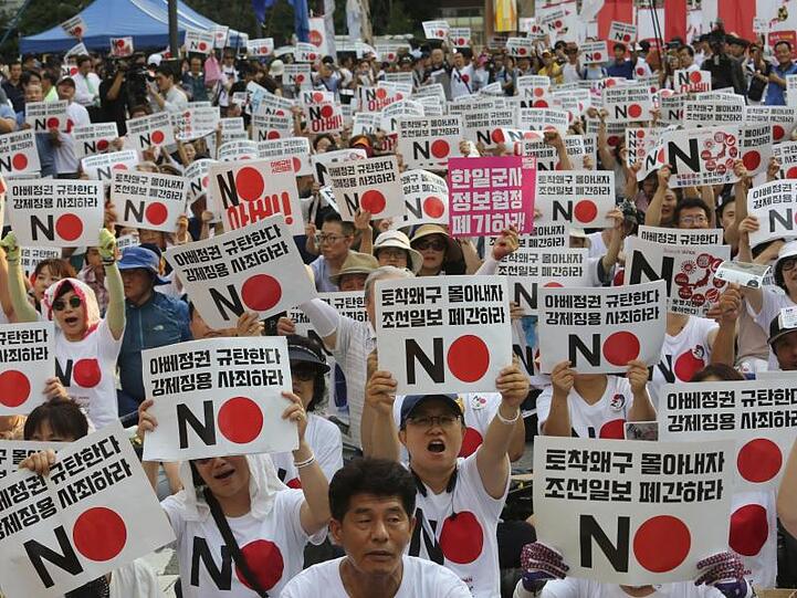 Demonstranten vor der Botschaft Japans protestieren gegen Handelsbeschränkungen für Südkorea.