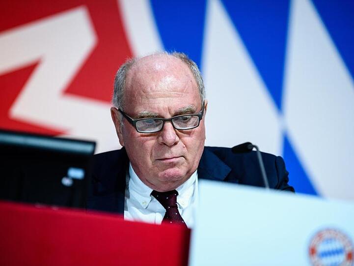 Uli Hoeneß, Vereinspräsident von FC Bayern, setzt sich auf der Jahreshauptversammlung auf seinen Platz auf dem Podium. Foto: Matthias Balk