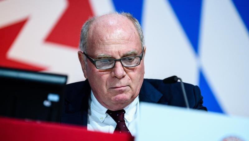 Uli Hoeneß, Vereinspräsident von FC Bayern, setzt sich auf der Jahreshauptversammlung auf seinen Platz auf dem Podium. Foto: Matthias Balk Uli Hoeneß, Vereinspräsident von FC Bayern, setzt sich auf der Jahreshauptversammlung auf seinen Platz auf dem Podium. Foto: Matthias Balk