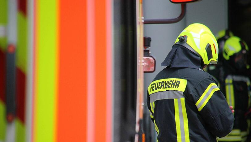 Ausgerüstet mit Atemschutz und Kleinlöschgerät gingen die Einsatzkräfte in das zweite Obergeschoss zur Wohnung des Mannes. (Symbolbild)