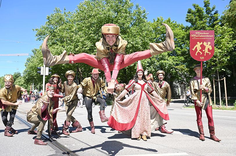 Ein Moriskentänzer springt bei einer Parade im Rahmen des Festivals des Spiels, des Sports und der Kunst zum 50-jährigen Jubiläum der Olympischen Spiele in München in die Luft.