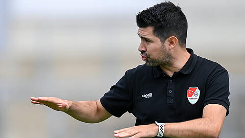 Alper Kayabunar Cheftrainer von Türkgücü München kann sich über den dritten Ligasieg in Folge freuen.