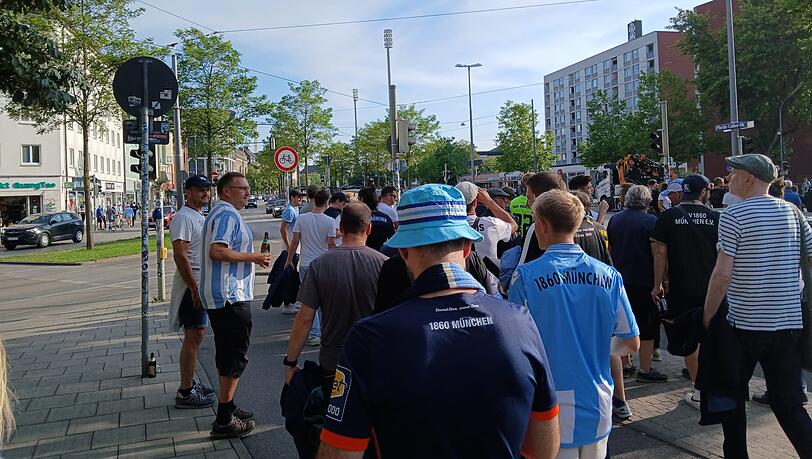 Bei den Löwen-Fans war die Stimmung vor dem Saisonauftakt bestens.