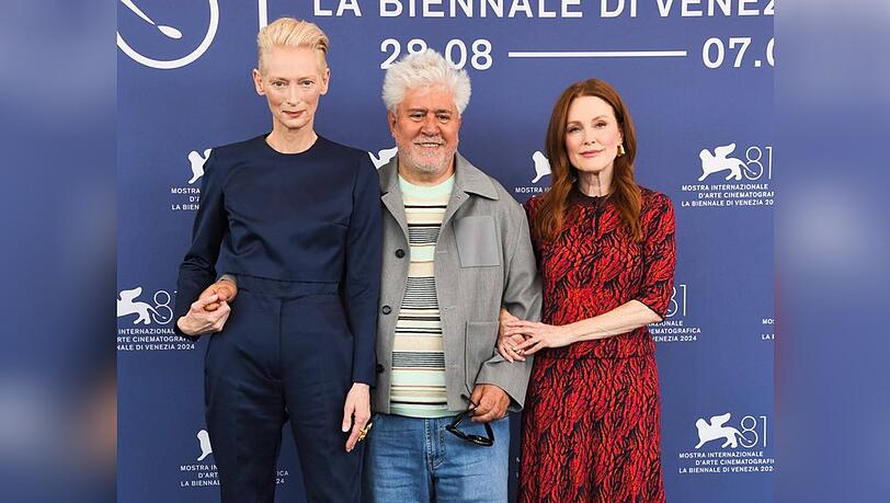 Julianne Moore (r.), Pedro Almodóvar und Tilda Swinton verzaubern am Lido. Julianne Moore (r.), Pedro Almodóvar und Tilda Swinton verzaubern am Lido.