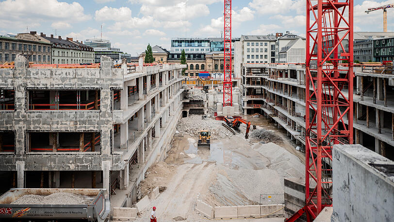 Nach teilweisem Abbruch und der Sanierung des Untergeschosses haben nun die Rohbauarbeiten begonnen. Nach teilweisem Abbruch und der Sanierung des Untergeschosses haben nun die Rohbauarbeiten begonnen.