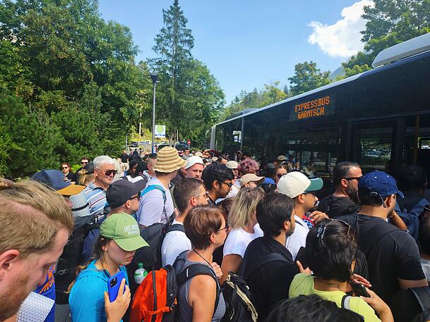 Dieses Foto hat Andreas Neuner der AZ in diesem Sommer zur Verfügung gestellt. Es zeigt den großen Andrang auf einen Bus am Eibsee. Dieses Foto hat Andreas Neuner der AZ in diesem Sommer zur Verfügung gestellt. Es zeigt den großen Andrang auf einen Bus am Eibsee.