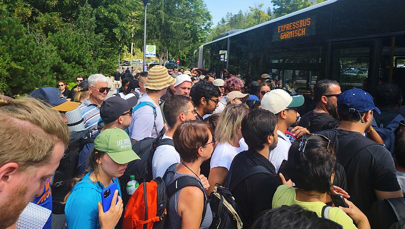 Dieses Foto hat Andreas Neuner der AZ in diesem Sommer zur Verfügung gestellt. Es zeigt den großen Andrang auf einen Bus am Eibsee. Dieses Foto hat Andreas Neuner der AZ in diesem Sommer zur Verfügung gestellt. Es zeigt den großen Andrang auf einen Bus am Eibsee.