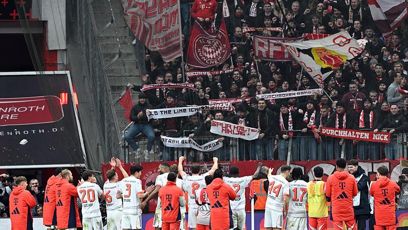Die Spieler von Bayern München bejubelten das Remis in Leverkusen wie einen Sieg. Die Spieler von Bayern München bejubelten das Remis in Leverkusen wie einen Sieg.