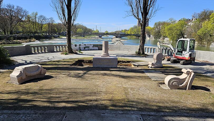 Eine romantische Ruine mit B&uuml;ste soll hier entstehen.