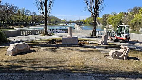 Eine romantische Ruine mit B&uuml;ste soll hier entstehen.
